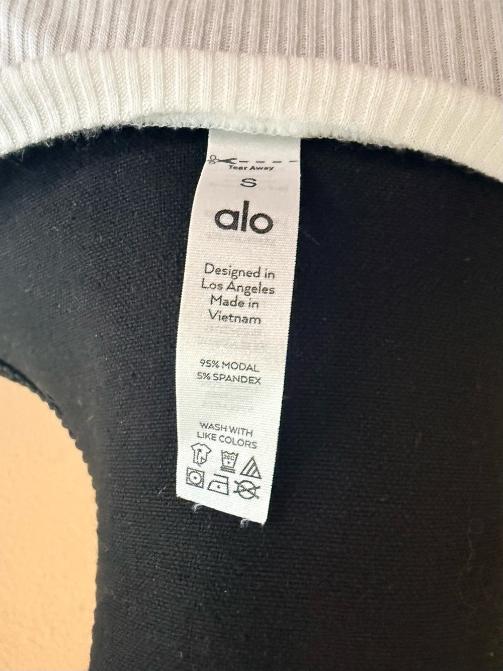 ALO Yoga White Ribbed Ruched Drawstring V-Neck Crop Top - Picture 4 of 4